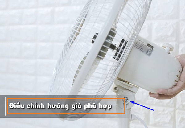 Quạt lửng Midea FTS40 - 17VD có thể chỉnh hướng gió lên xuống